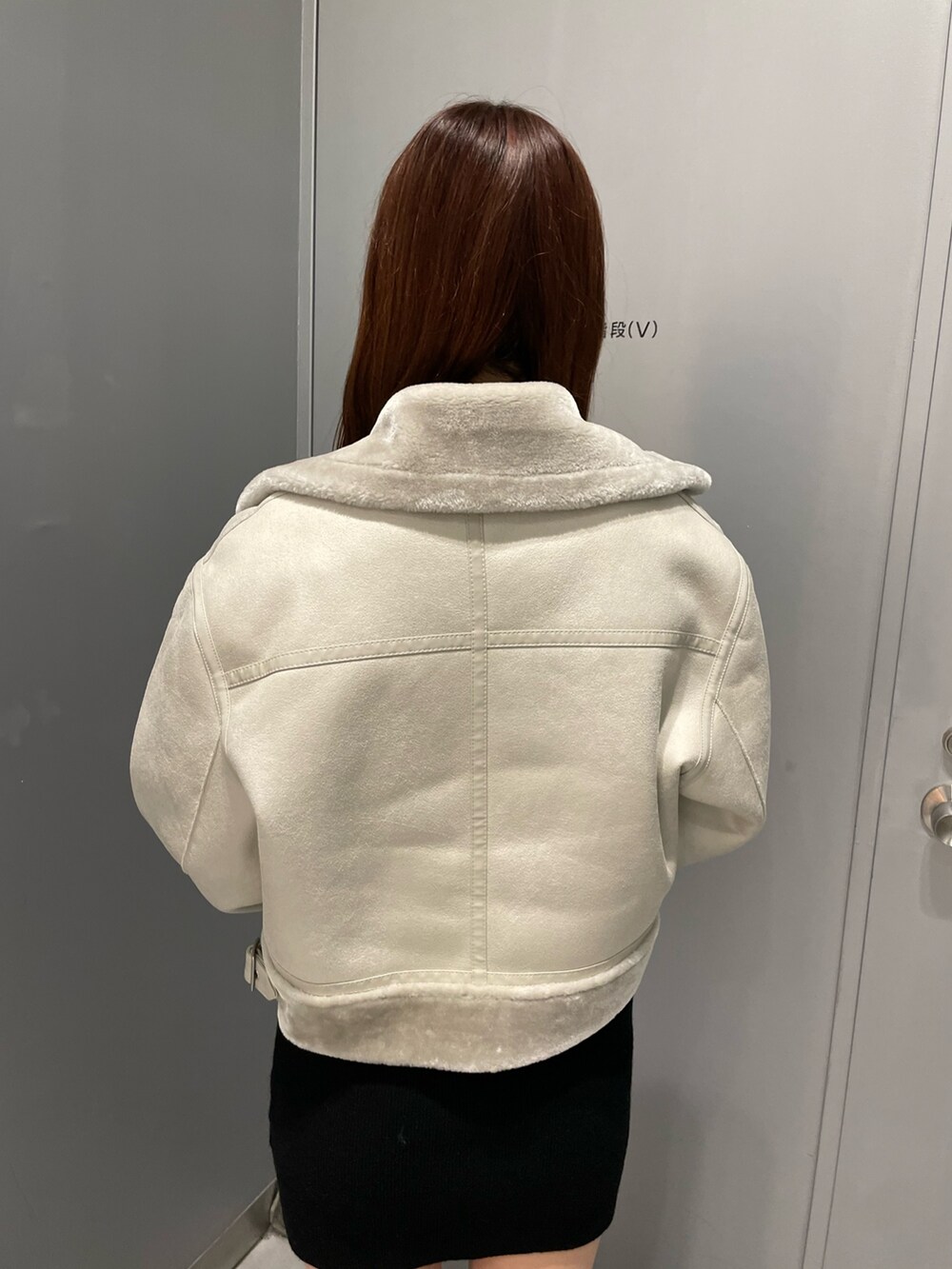 ブラック系のブーツ、ブラック系のワンピース、グレー系のムートンコートを着用したレディースの秋コーディネートの8枚目の写真