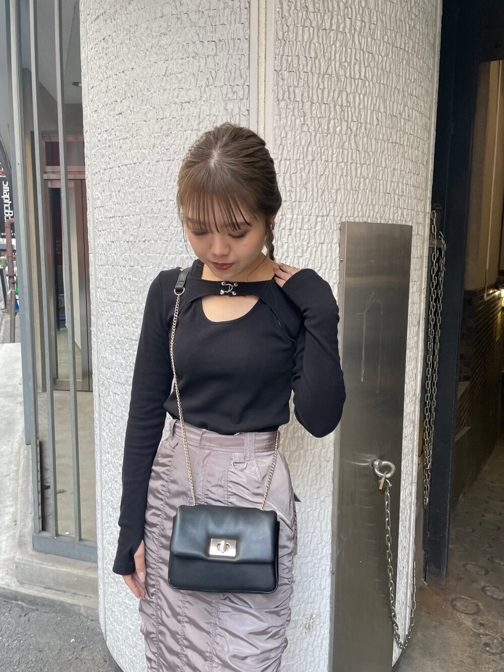 ブラック系のブーツ、グレー系のスカート、ブラック系のTシャツ/カットソーを着用したレディースの春コーディネートの4枚目の写真