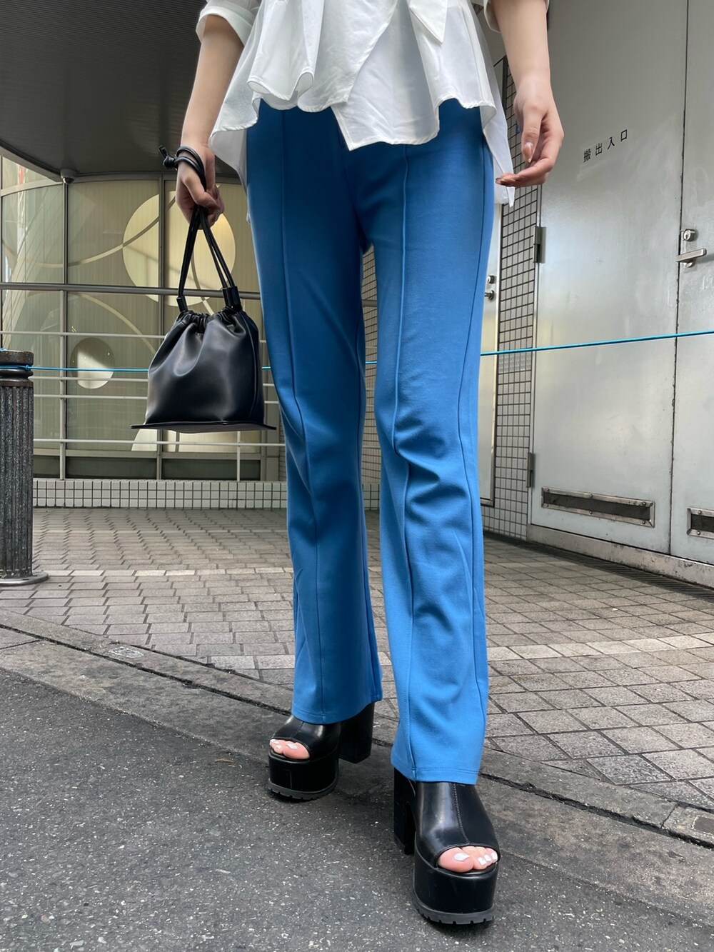 ホワイト系のシャツ/ブラウス、ブルー系のスウェットパンツ、ブラック系のハンドバッグを着用したレディースの春コーディネートの8枚目の写真