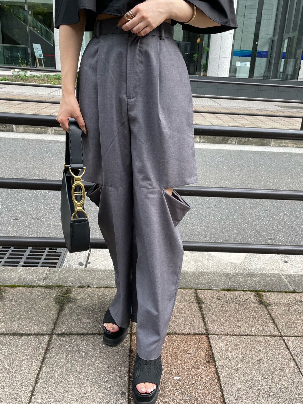 グレー系のその他パンツ、ブラック系のブーツ、ブラック系のシャツ/ブラウスを着用したレディースの夏コーディネートの7枚目の写真