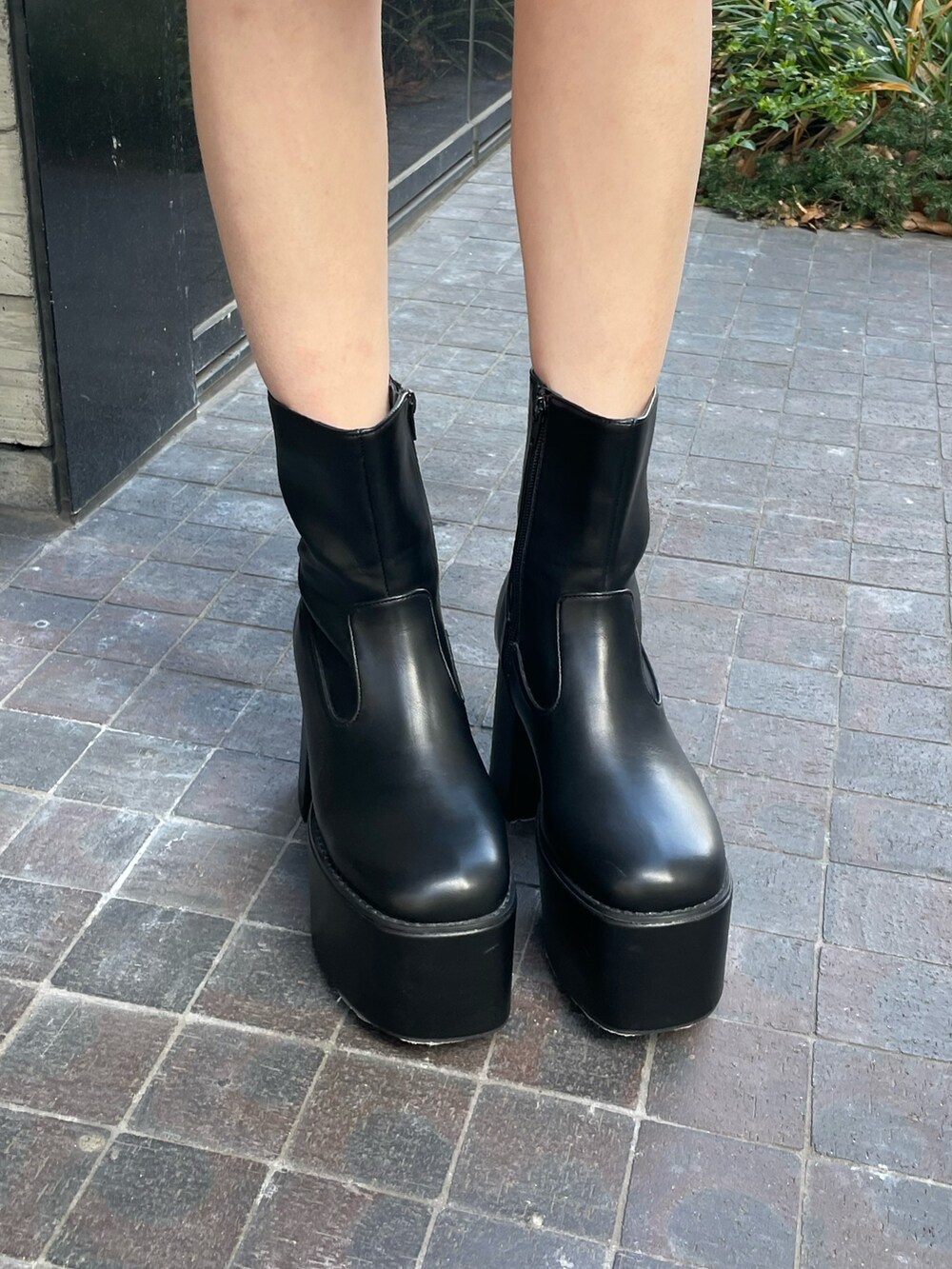 ブラック系のショルダーバッグ、グレー系のTシャツ/カットソー、ベージュ系のスカートを着用したレディースの冬コーディネートの8枚目の写真