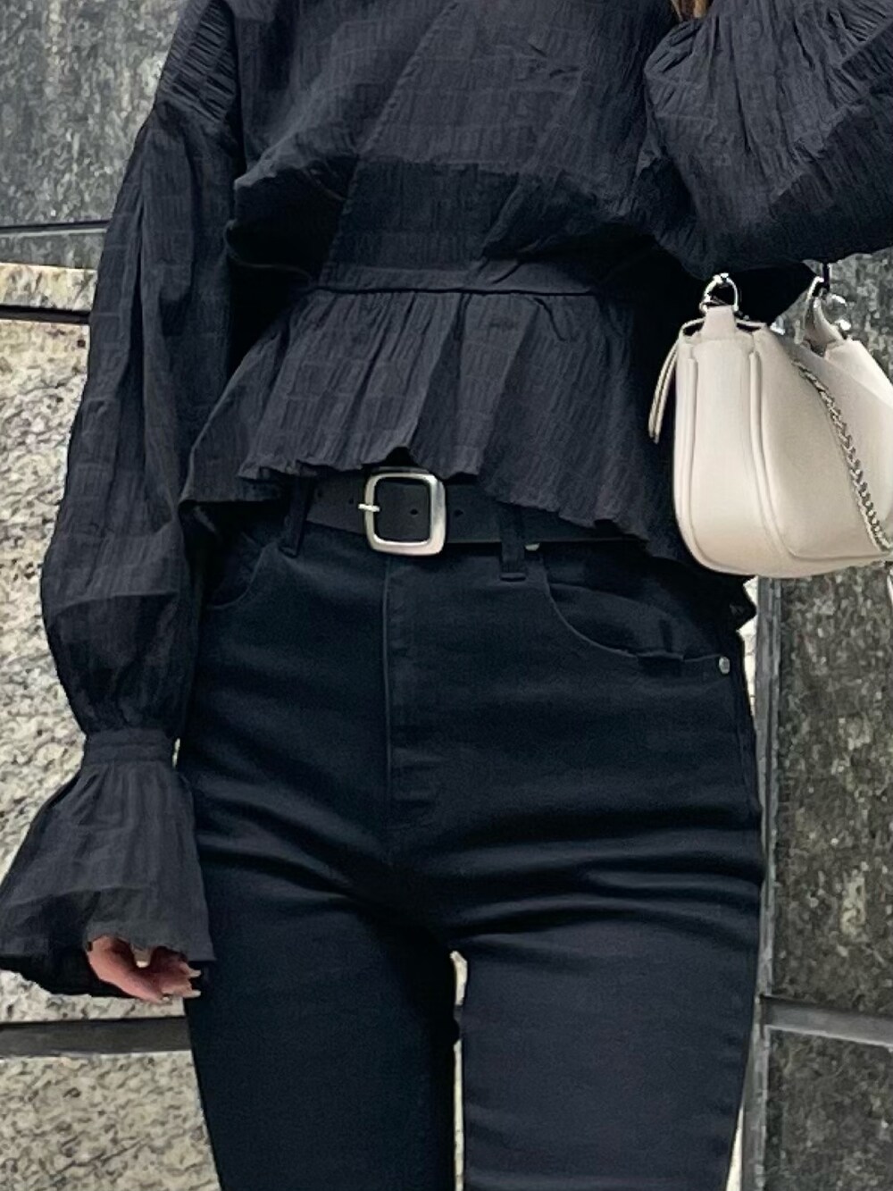 ブラック系のデニムパンツ、ブラック系のサンダル、ブラック系のシャツ/ブラウスを着用したレディースの春コーディネートの8枚目の写真