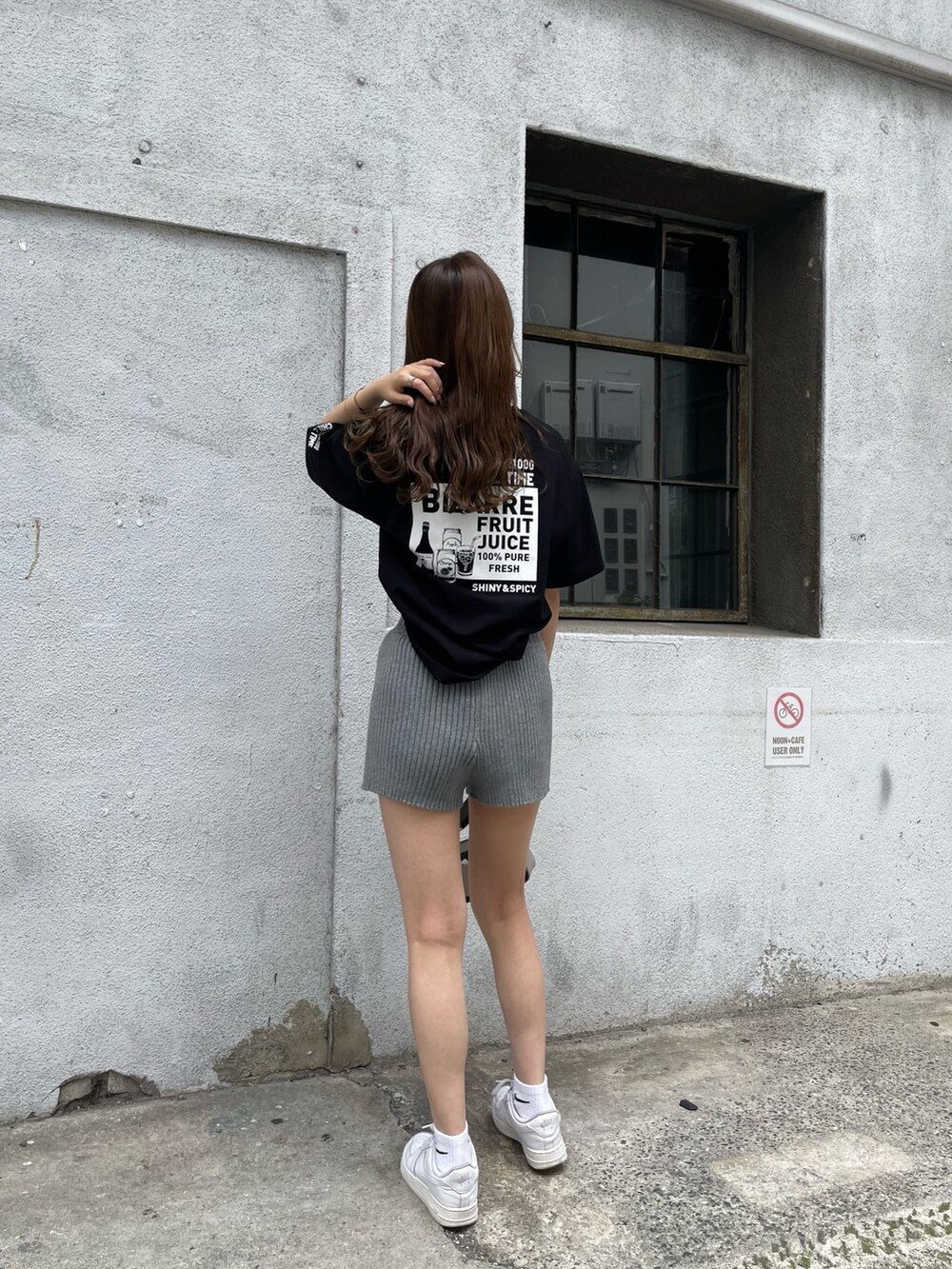 グリーン系のショルダーバッグ、ブラック系のTシャツ/カットソー、グレー系のその他パンツを着用したレディースの夏コーディネートの3枚目の写真