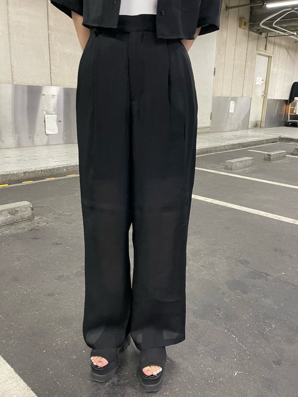 ブラック系のブーツ、ブラック系のその他パンツ、ホワイト系のニット/セーターを着用したレディースの夏コーディネートの7枚目の写真