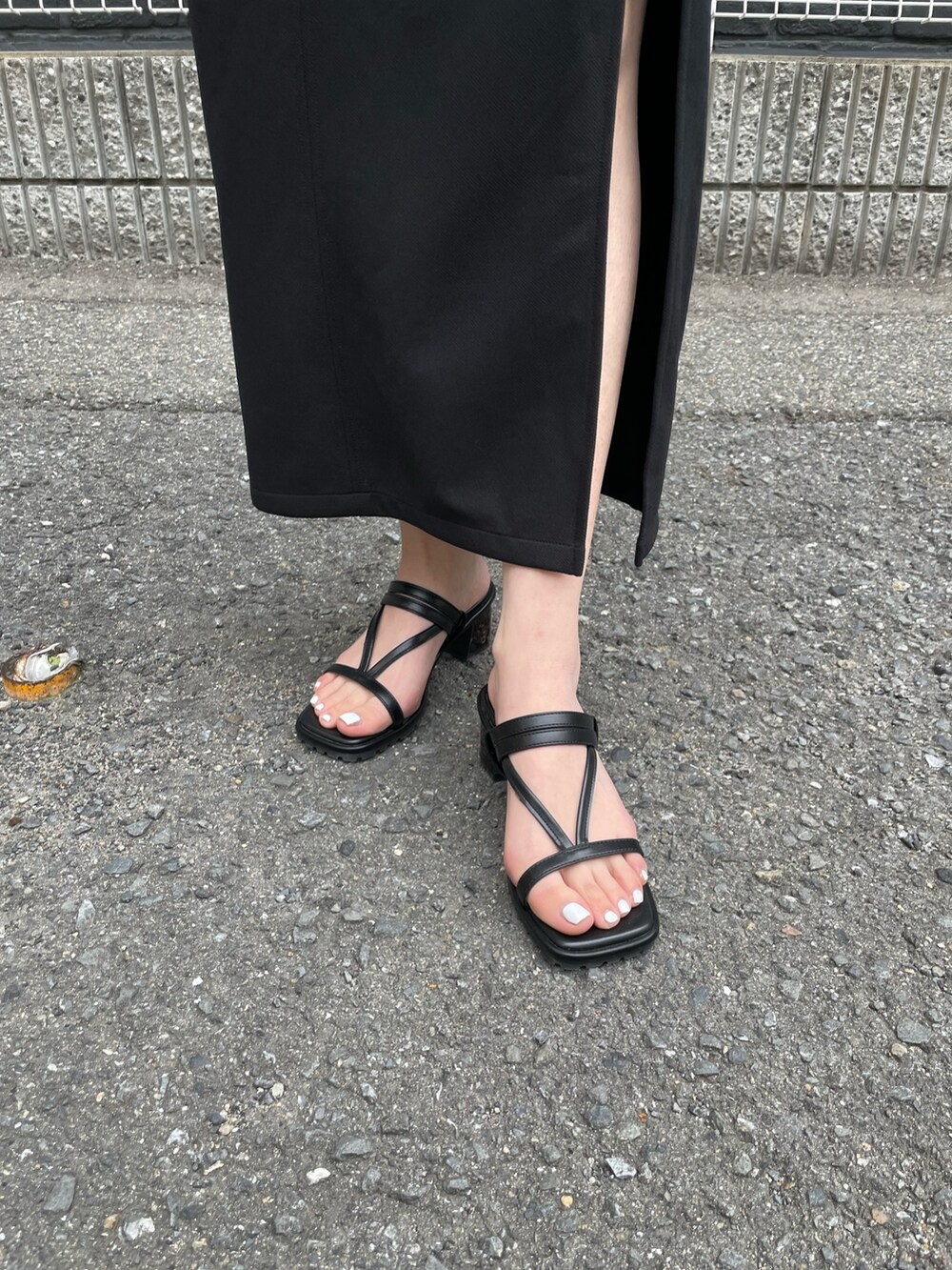 ブラック系のサンダル、ブラック系のスカート、ブラック系のシャツ/ブラウスを着用したレディースの春コーディネートの6枚目の写真