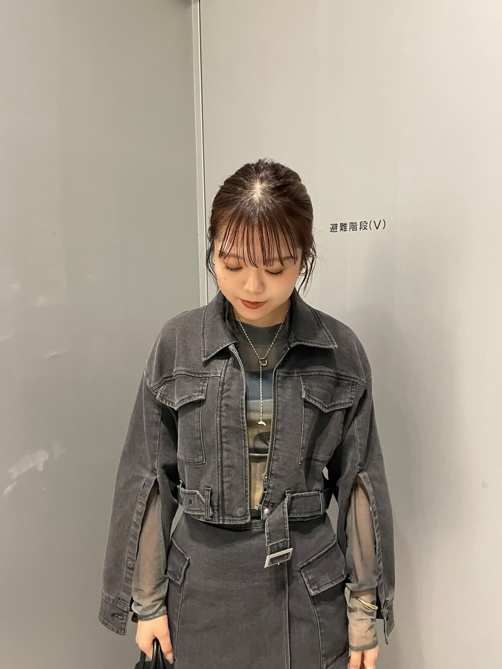 ブラック系のブーツ、ブラック系のスカート、その他のTシャツ/カットソーを着用したレディースの夏コーディネートの5枚目の写真