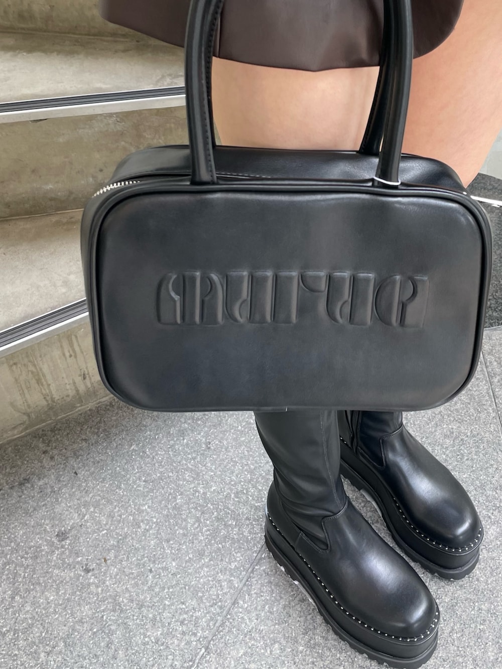 ブラウン系のテーラードジャケット、ブラック系のその他パンツ、ブラック系のブーツを着用したレディースの秋コーディネートの9枚目の写真