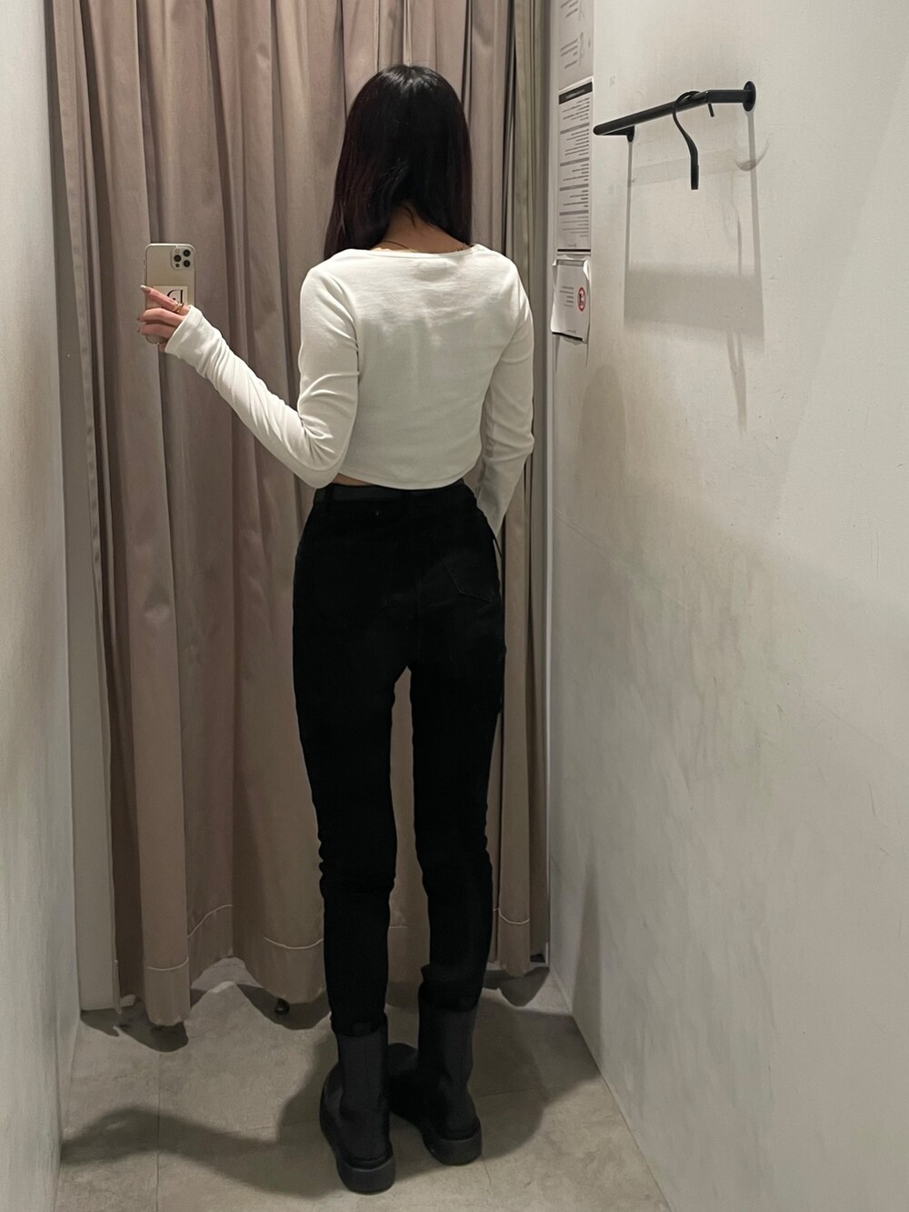 ホワイト系のTシャツ/カットソーを着用したレディースの冬コーディネートの3枚目の写真