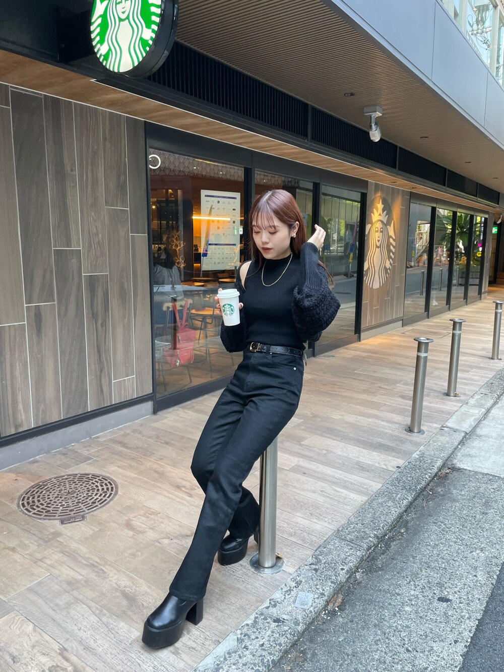 ブラック系のデニムパンツ、ブラック系のカーディガン/ボレロ、ブラック系のブーツを着用したレディースの秋コーディネートの5枚目の写真