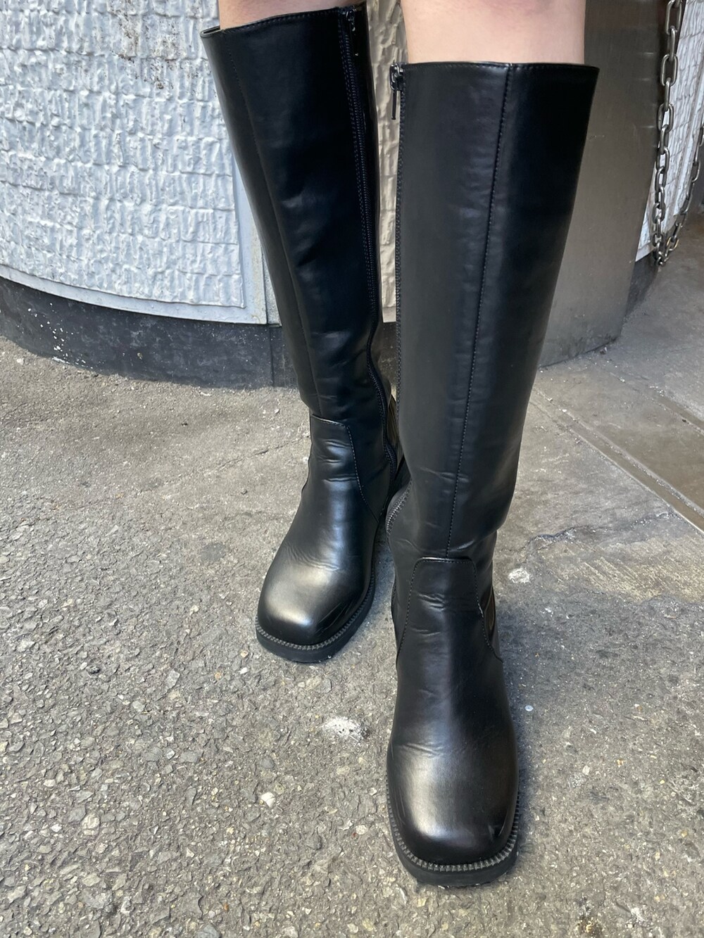 ブラック系のブーツ、その他のベスト、ホワイト系のシャツ/ブラウスを着用したレディースの冬コーディネートの7枚目の写真