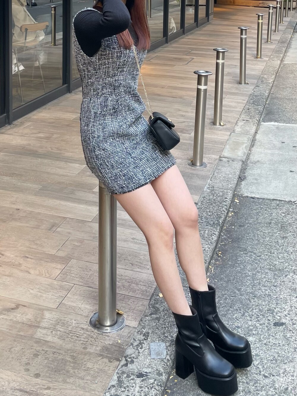 ブラック系のブーツ、その他のワンピース、ブラック系のニット/セーターを着用したレディースの冬コーディネートの5枚目の写真