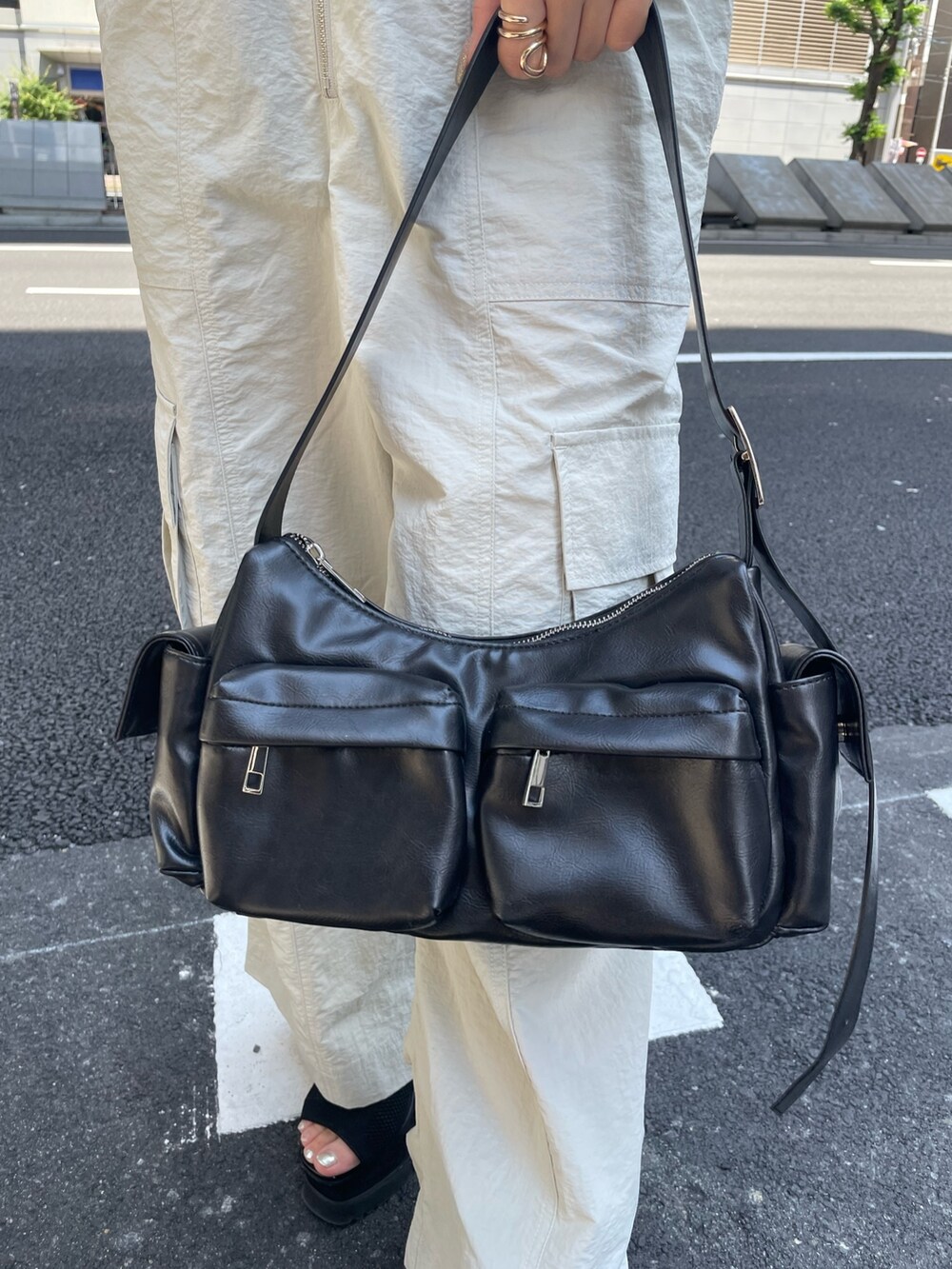 ホワイト系のつなぎ/オールインワン、ブラック系のTシャツ/カットソー、ブラック系のショルダーバッグを着用したレディースの夏コーディネートの9枚目の写真