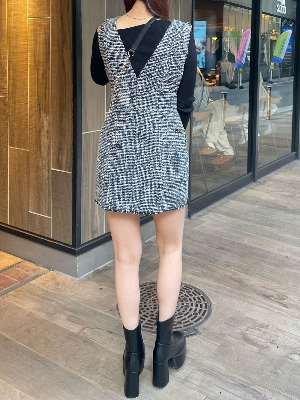 ブラック系のブーツ、その他のワンピース、ブラック系のニット/セーターを着用したレディースの冬コーディネートの3枚目の写真