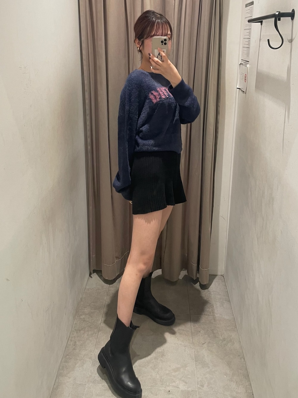 ブラック系のその他パンツ、ブルー系のニット/セーターを着用したレディースの秋コーディネートの2枚目の写真