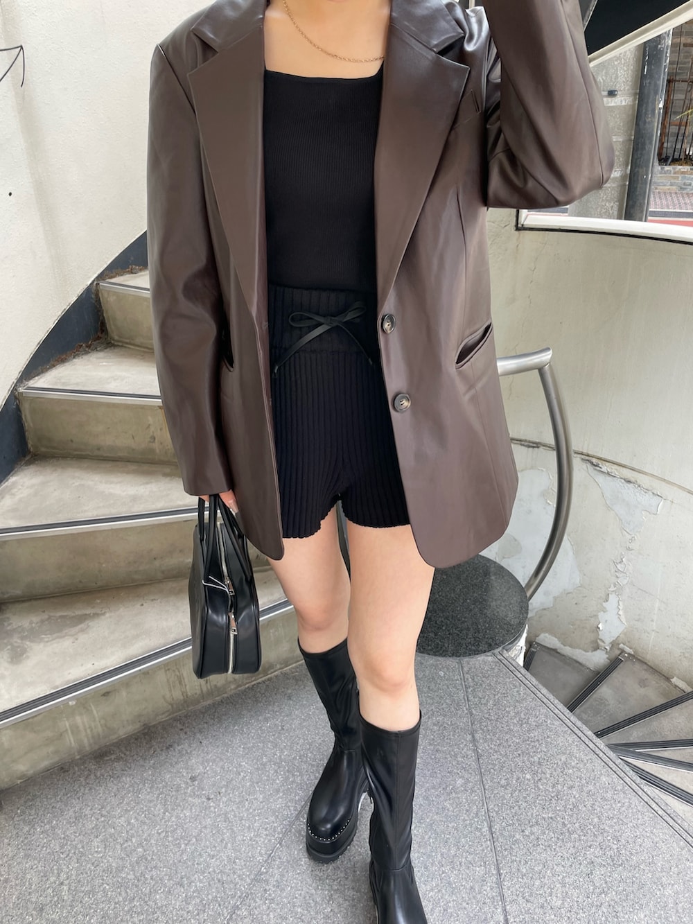 ブラウン系のテーラードジャケット、ブラック系のその他パンツ、ブラック系のブーツを着用したレディースの秋コーディネートの6枚目の写真