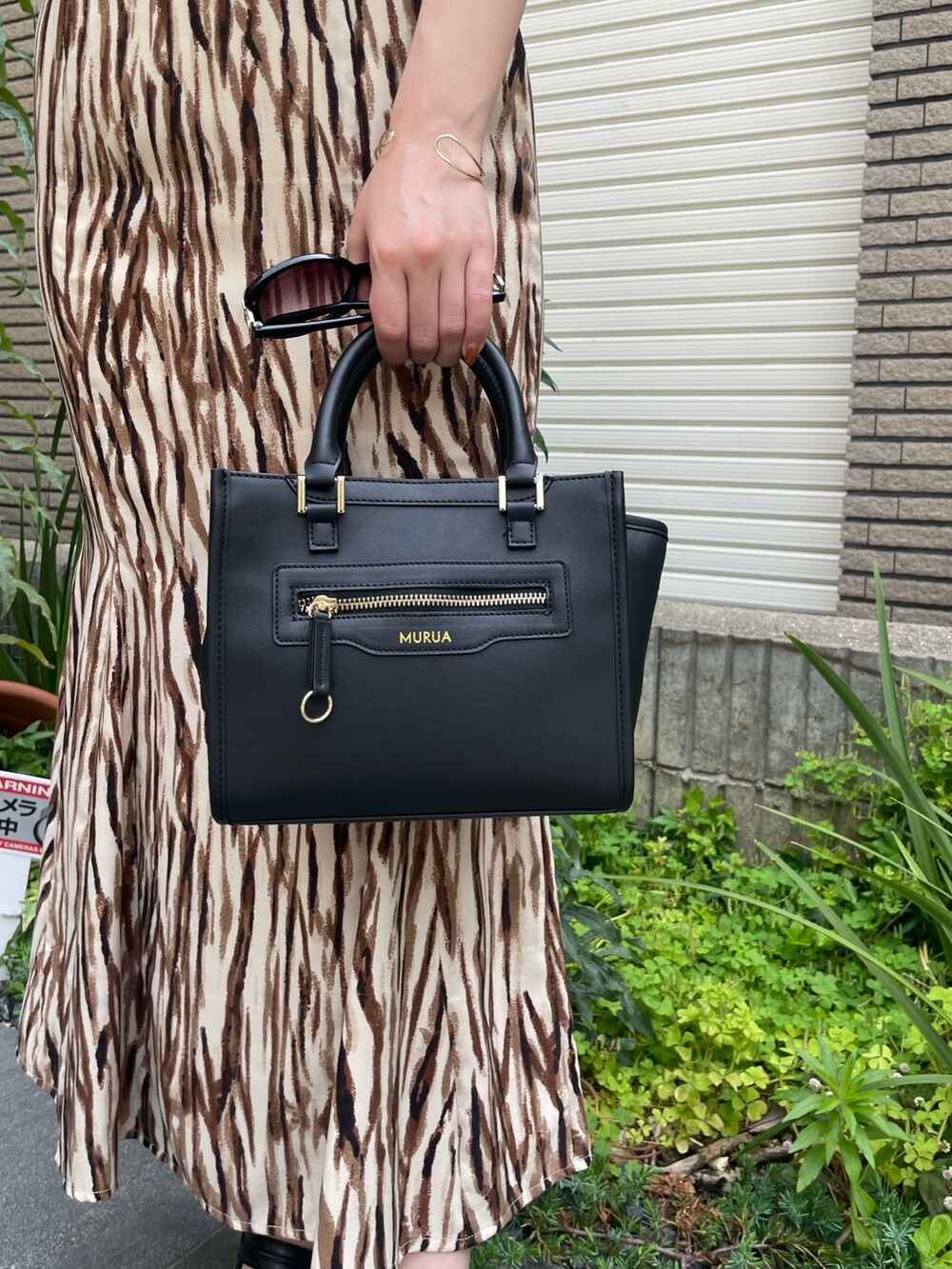 ブラック系のシャツ/ブラウス、その他のスカート、ブラック系のショルダーバッグを着用したレディースの春コーディネートの8枚目の写真