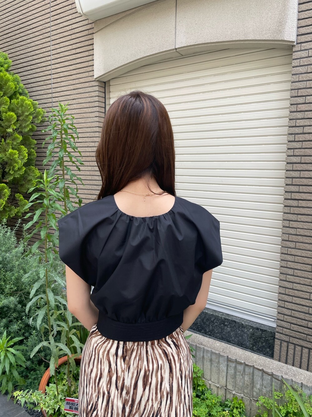 ブラック系のシャツ/ブラウス、その他のスカート、ブラック系のショルダーバッグを着用したレディースの春コーディネートの5枚目の写真