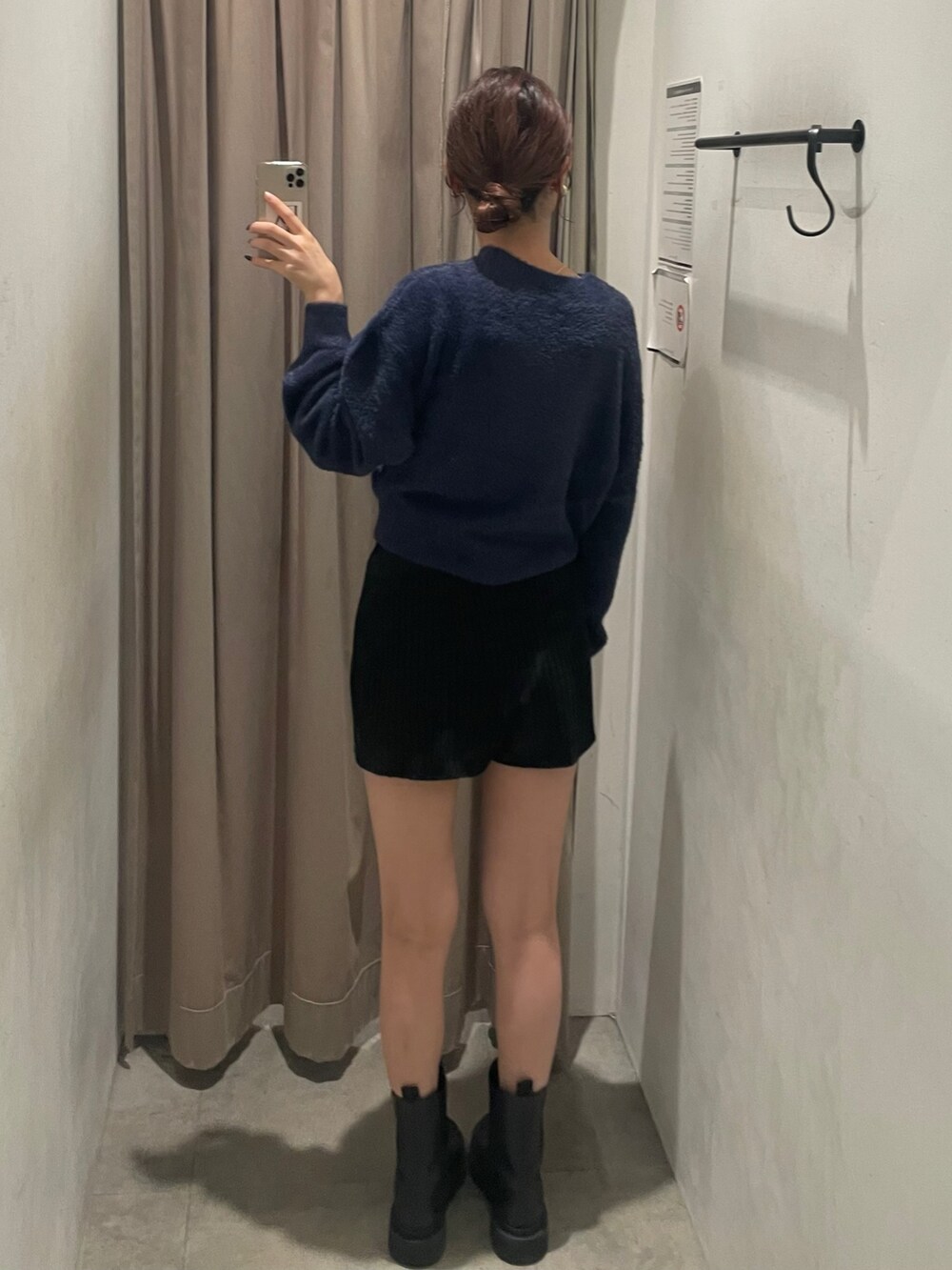 ブラック系のその他パンツ、ブルー系のニット/セーターを着用したレディースの秋コーディネートの3枚目の写真