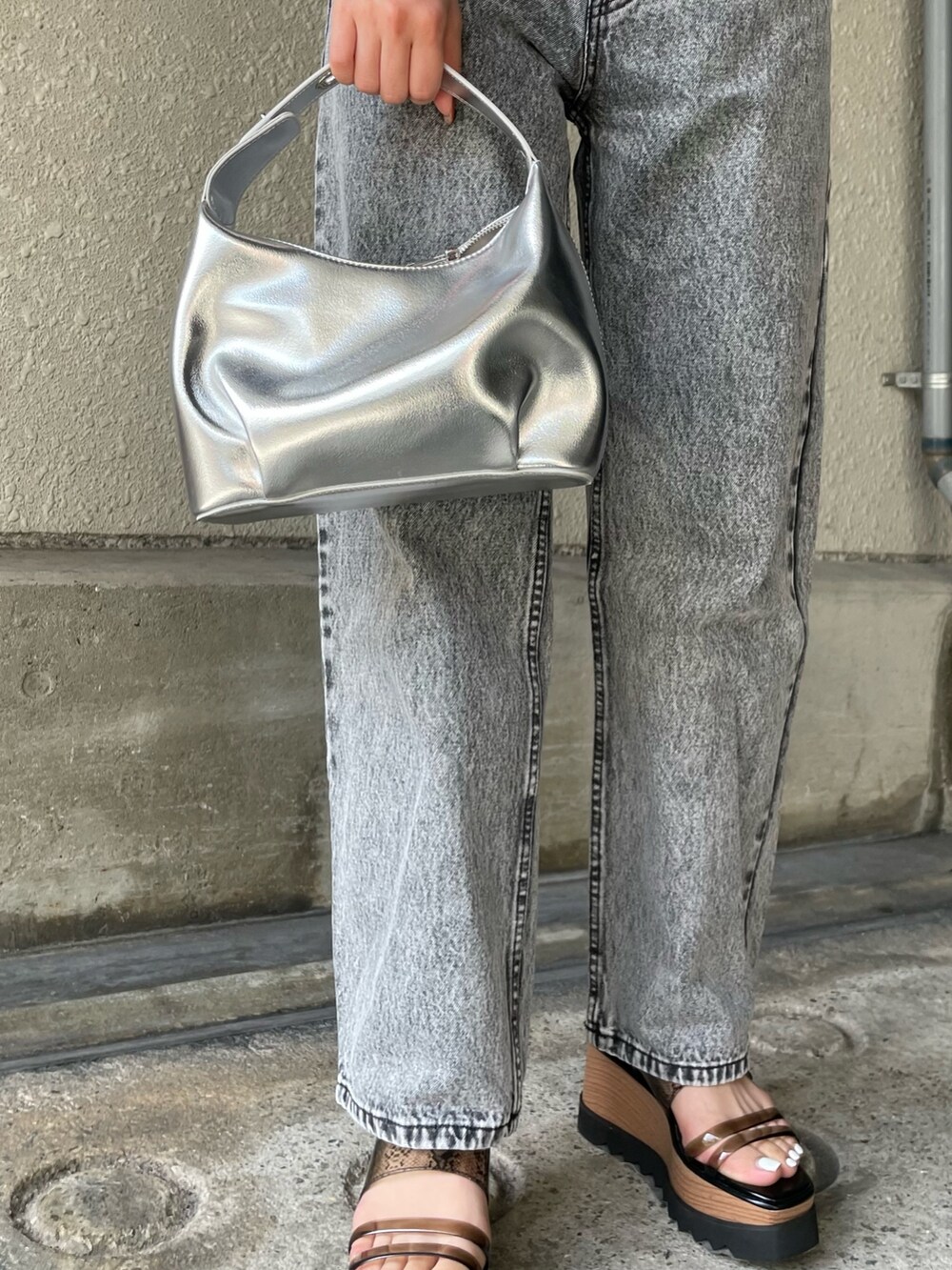 ホワイト系のタンクトップ、シルバー系のハンドバッグ、ブラック系のサンダルを着用したレディースの春コーディネートの9枚目の写真