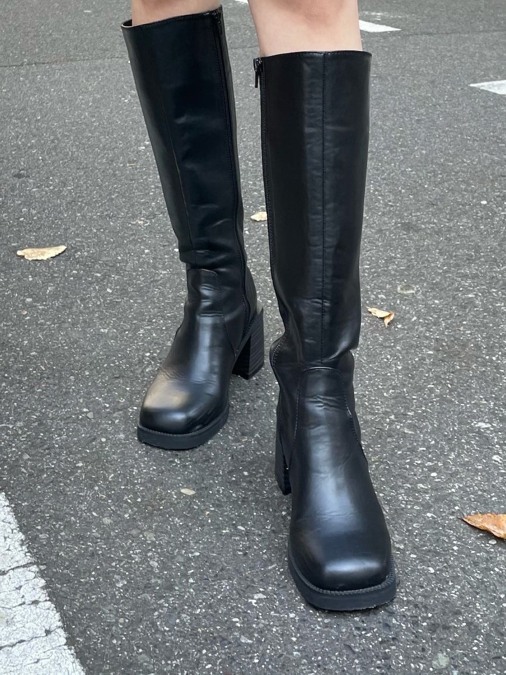 ブラック系のブーツ、ブラック系のスカート、レッド系のニット/セーターを着用したレディースの冬コーディネートの8枚目の写真