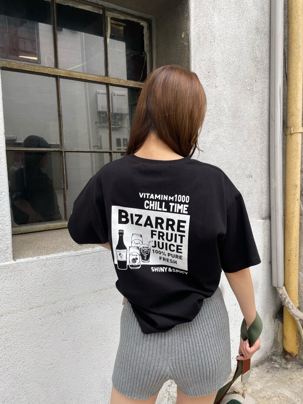 グリーン系のショルダーバッグ、ブラック系のTシャツ/カットソー、グレー系のその他パンツを着用したレディースの夏コーディネートの6枚目の写真