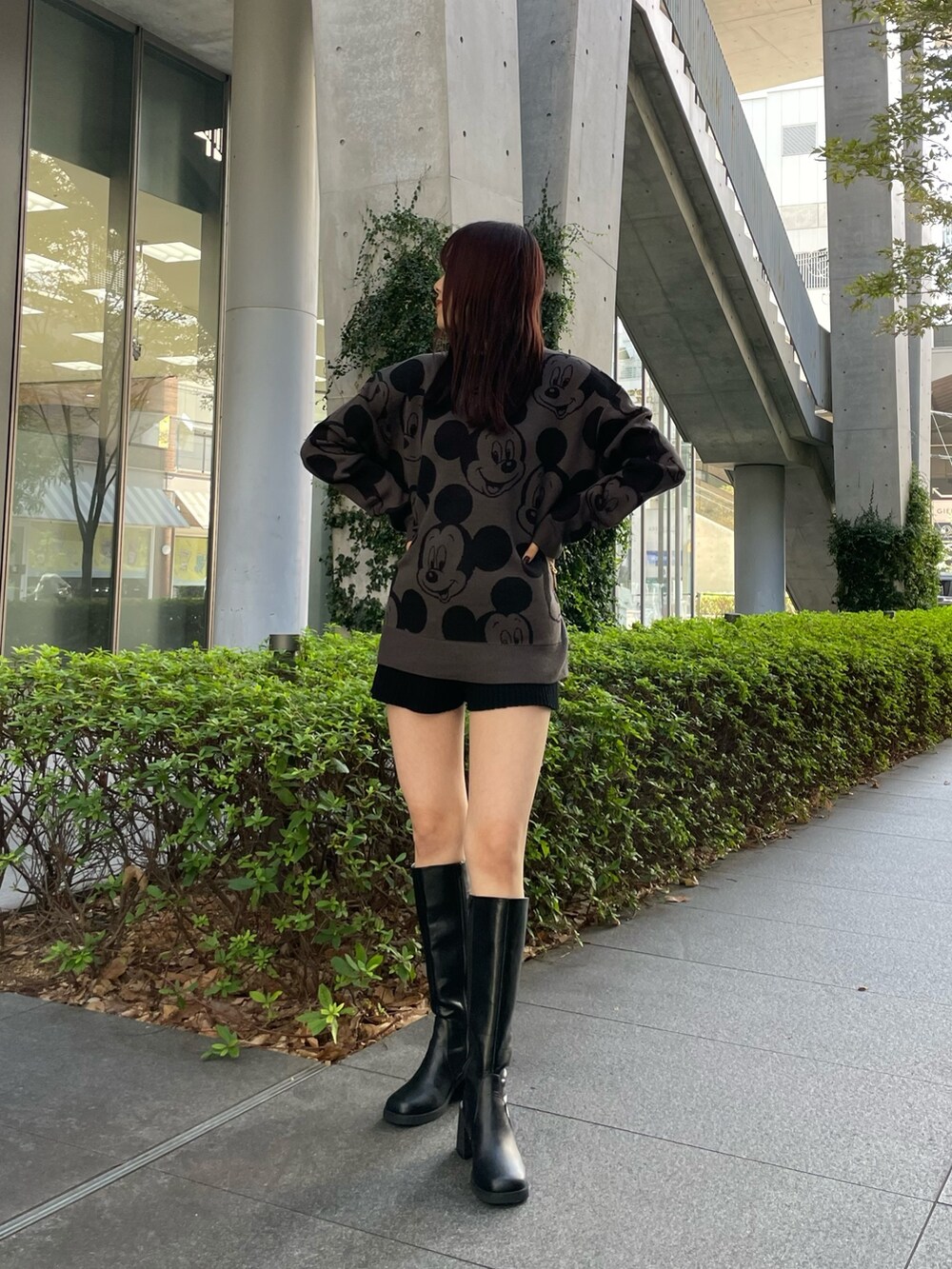 ブラック系のブーツ、ブラック系のその他パンツ、グレー系のニット/セーターを着用したレディースの秋コーディネートの2枚目の写真