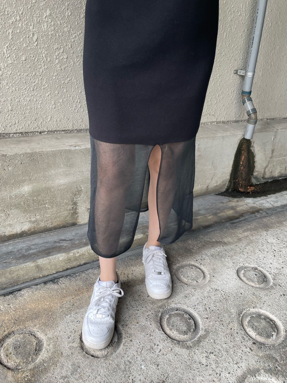 ブラック系のワンピース、ブラック系のTシャツ/カットソーを着用したレディースの夏コーディネートの7枚目の写真