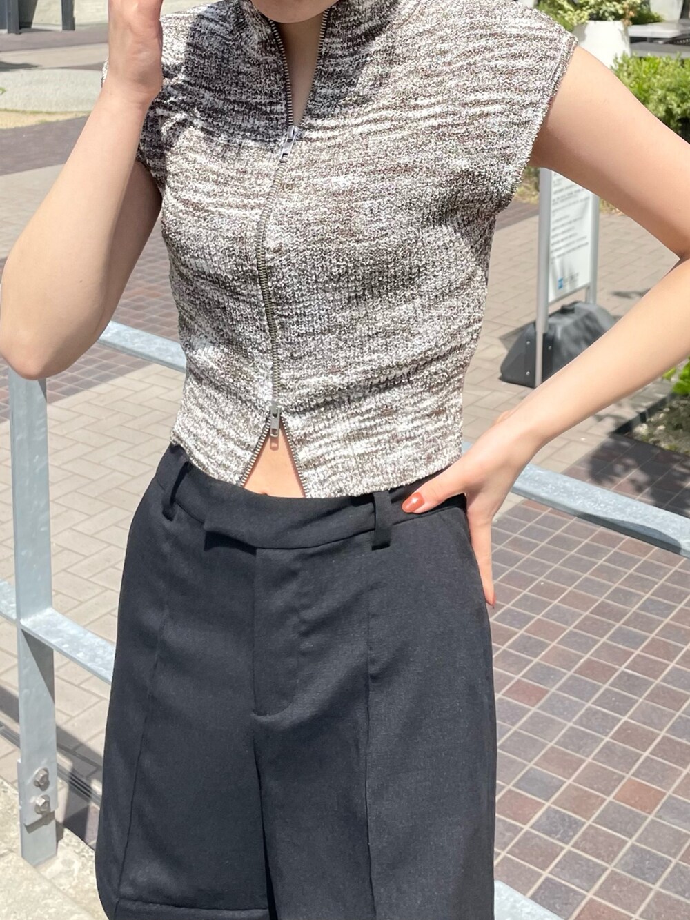 その他のニット/セーター、ブラック系のスラックス、ホワイト系のサンダルを着用したレディースの春コーディネートの5枚目の写真