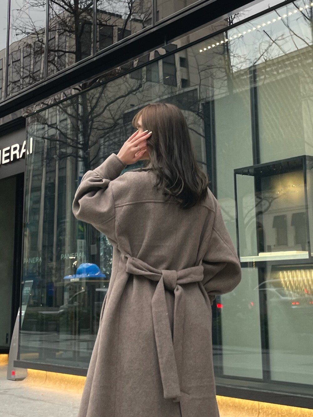 ブラウン系のダウンジャケット/コートを着用したレディースの冬コーディネートの4枚目の写真