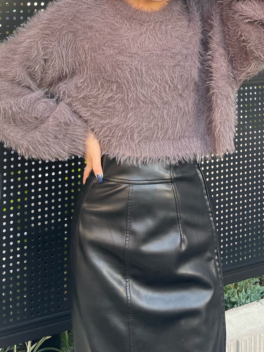 ブラック系のスカート、ブラック系のブーツ、グレー系のニット/セーターを着用したレディースの秋コーディネートの5枚目の写真