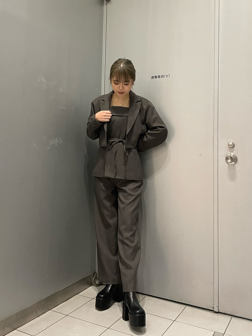 グレー系のシャツ/ブラウス、グレー系のテーラードジャケット、グレー系のその他パンツを着用したレディースの冬コーディネートの2枚目の写真