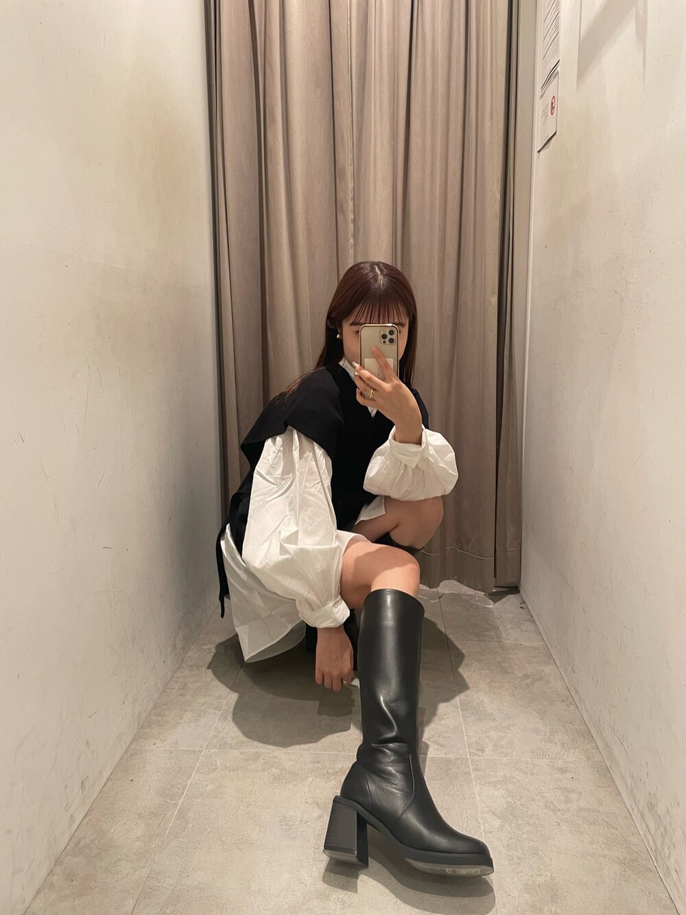 ブラック系のワンピース、ブラック系のブーツを着用したレディースの夏コーディネートの5枚目の写真