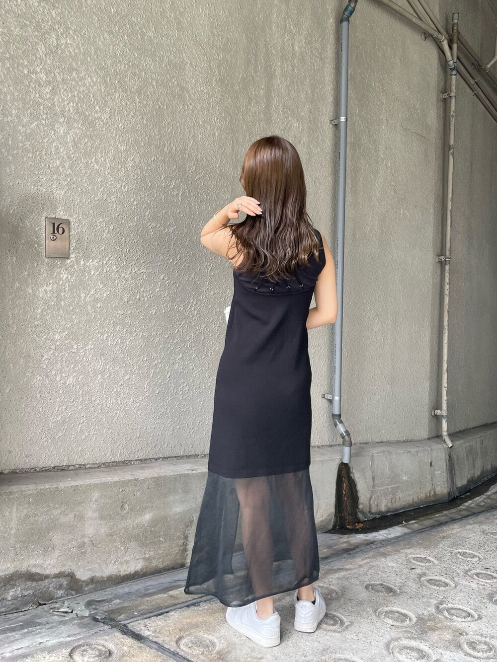 ブラック系のワンピース、ブラック系のTシャツ/カットソーを着用したレディースの夏コーディネートの3枚目の写真