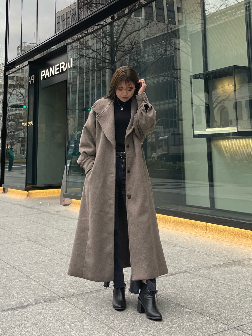 ブラウン系のダウンジャケット/コートを着用したレディースの冬コーディネートの2枚目の写真