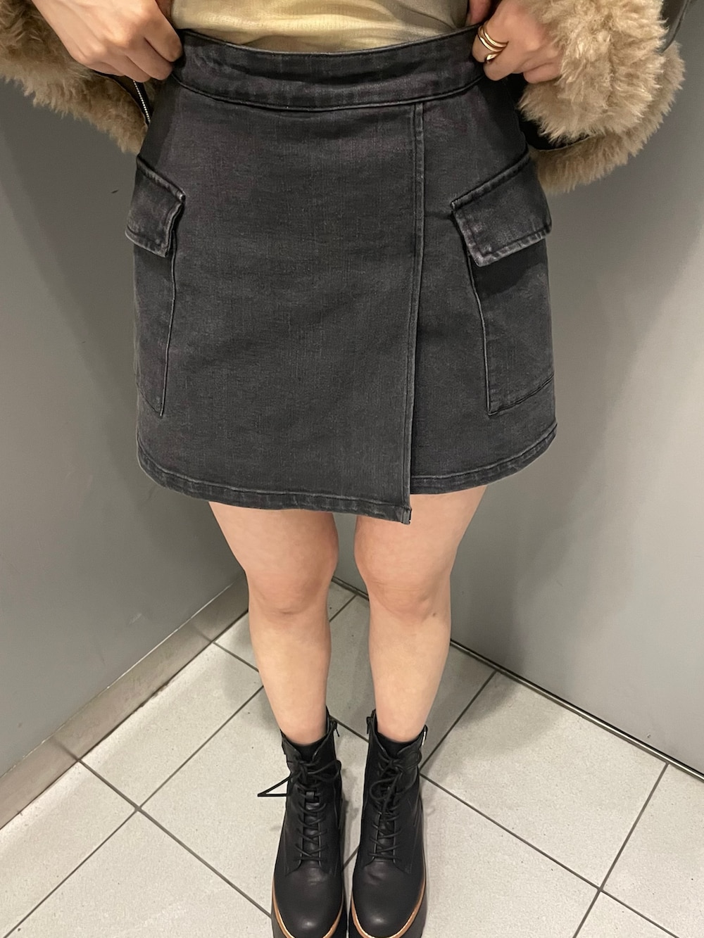 ブラック系のスカート、グリーン系のムートンコート、その他のTシャツ/カットソーを着用したレディースの夏コーディネートの7枚目の写真