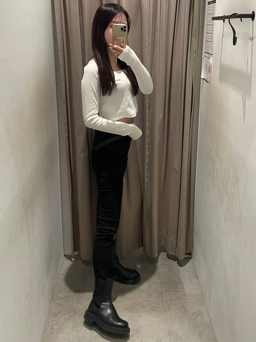ホワイト系のTシャツ/カットソーを着用したレディースの冬コーディネートの2枚目の写真