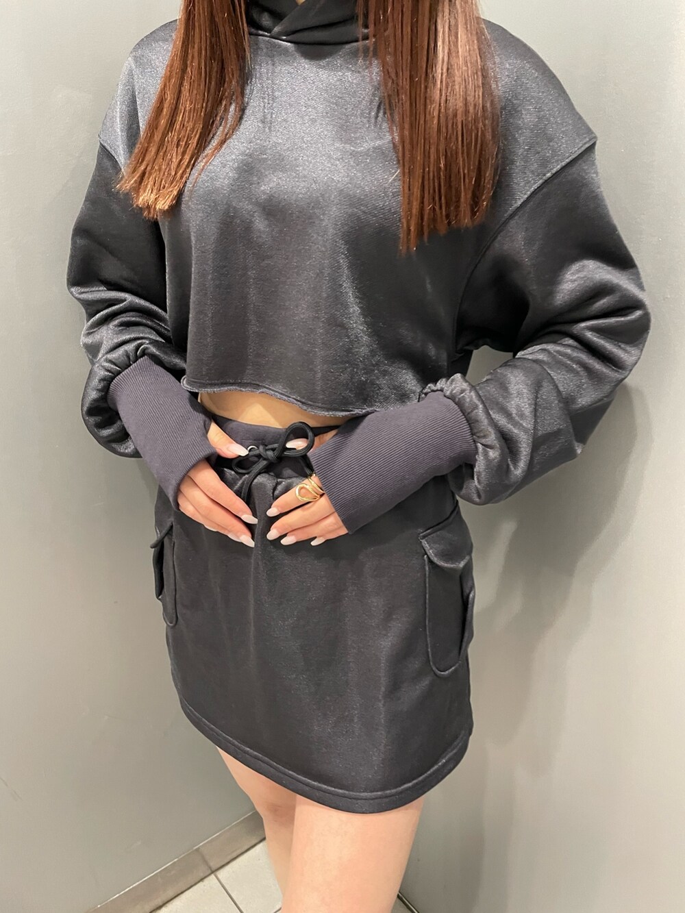 ブラック系のブーツ、グレー系のスカート、グレー系のTシャツ/カットソーを着用したレディースの冬コーディネートの5枚目の写真