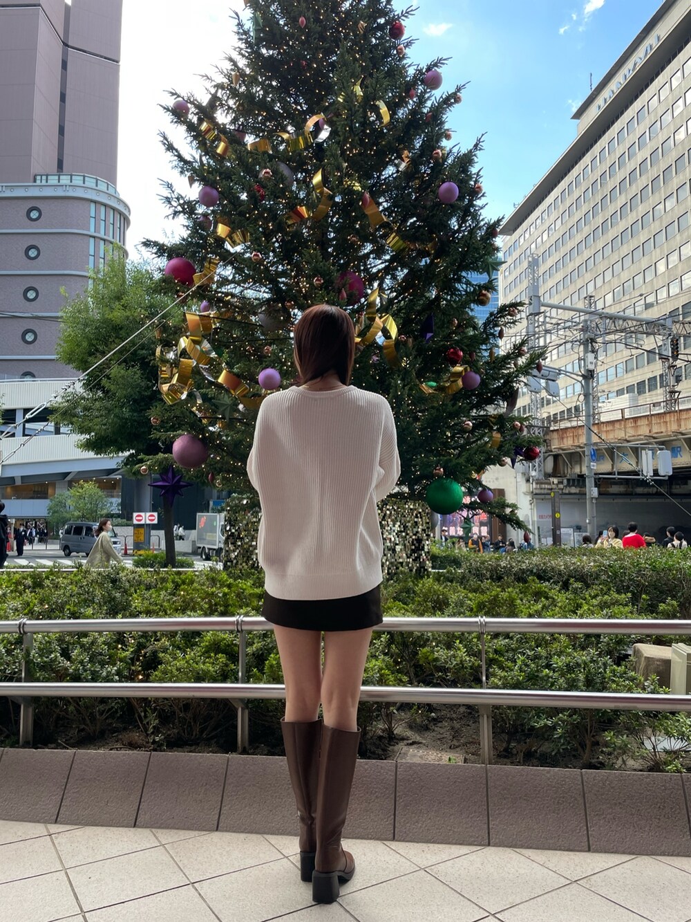 ホワイト系のニット/セーター、ブラウン系のスカート、ブラウン系のブーツを着用したレディースの秋コーディネートの4枚目の写真