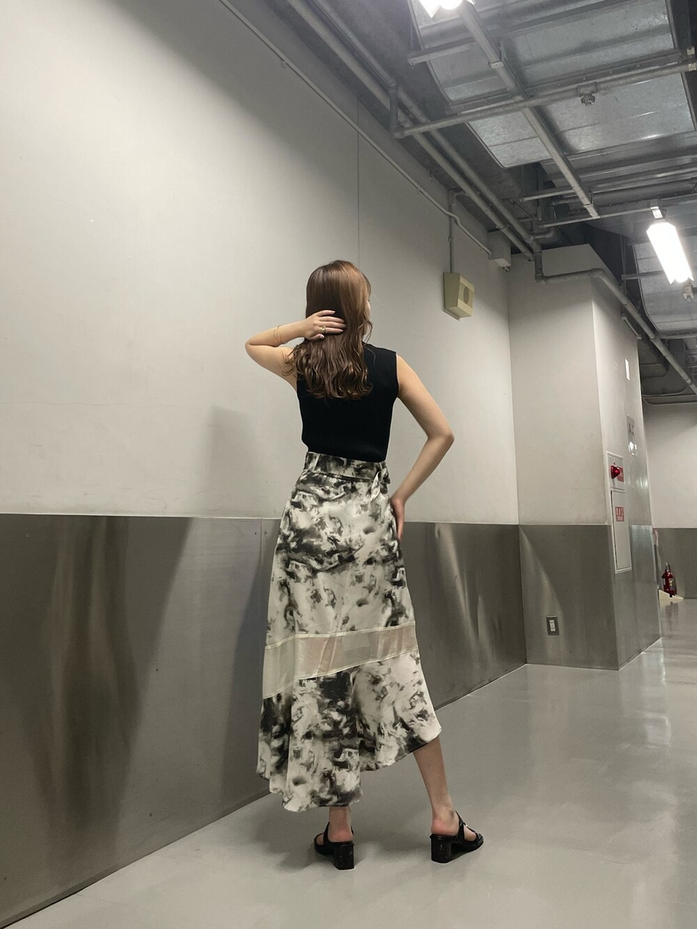 ブラック系のサンダル、その他のスカート、ブラック系のニット/セーターを着用したレディースの夏コーディネートの3枚目の写真