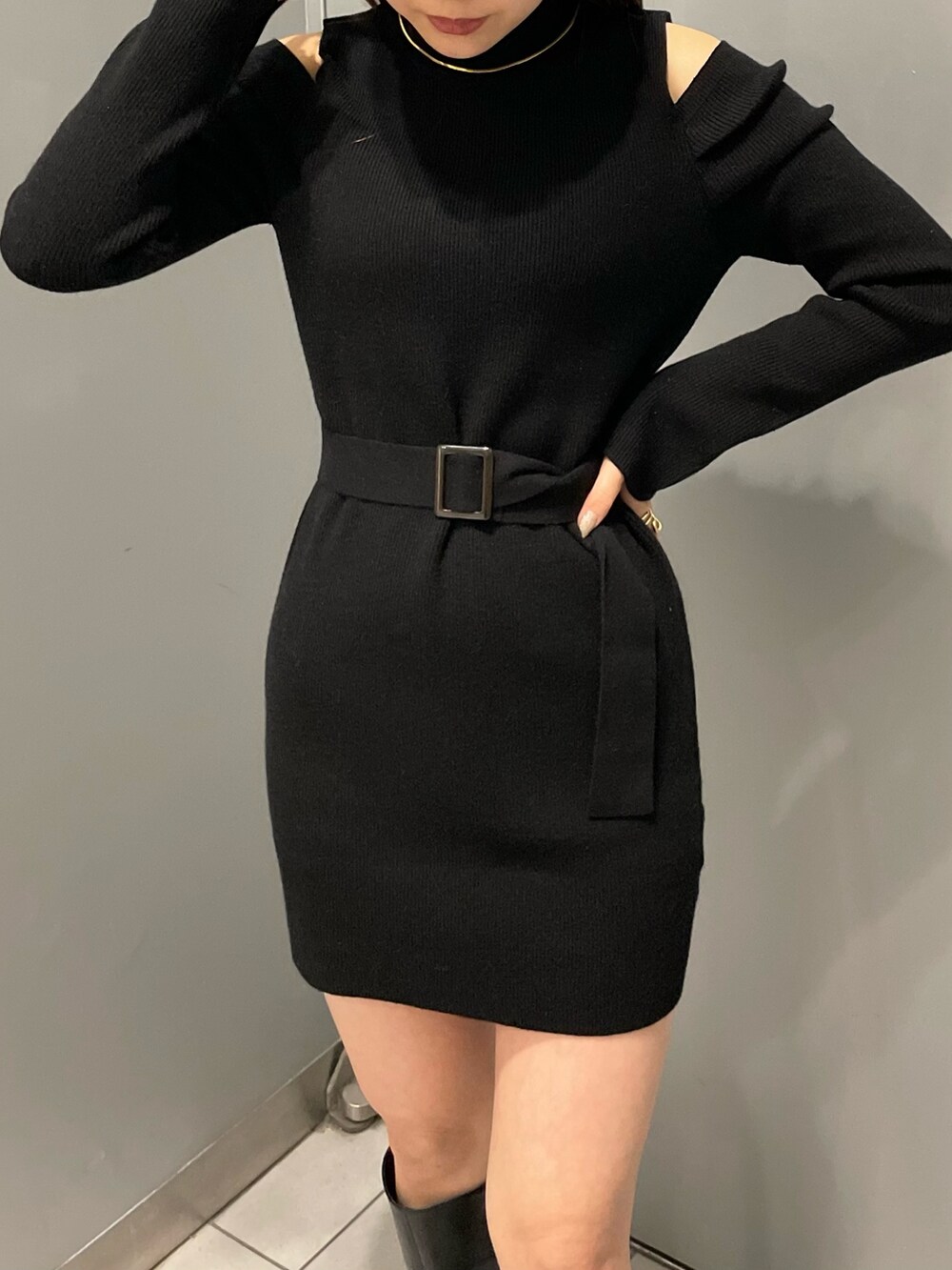 ブラック系のブーツ、ブラック系のワンピース、グレー系のムートンコートを着用したレディースの秋コーディネートの9枚目の写真