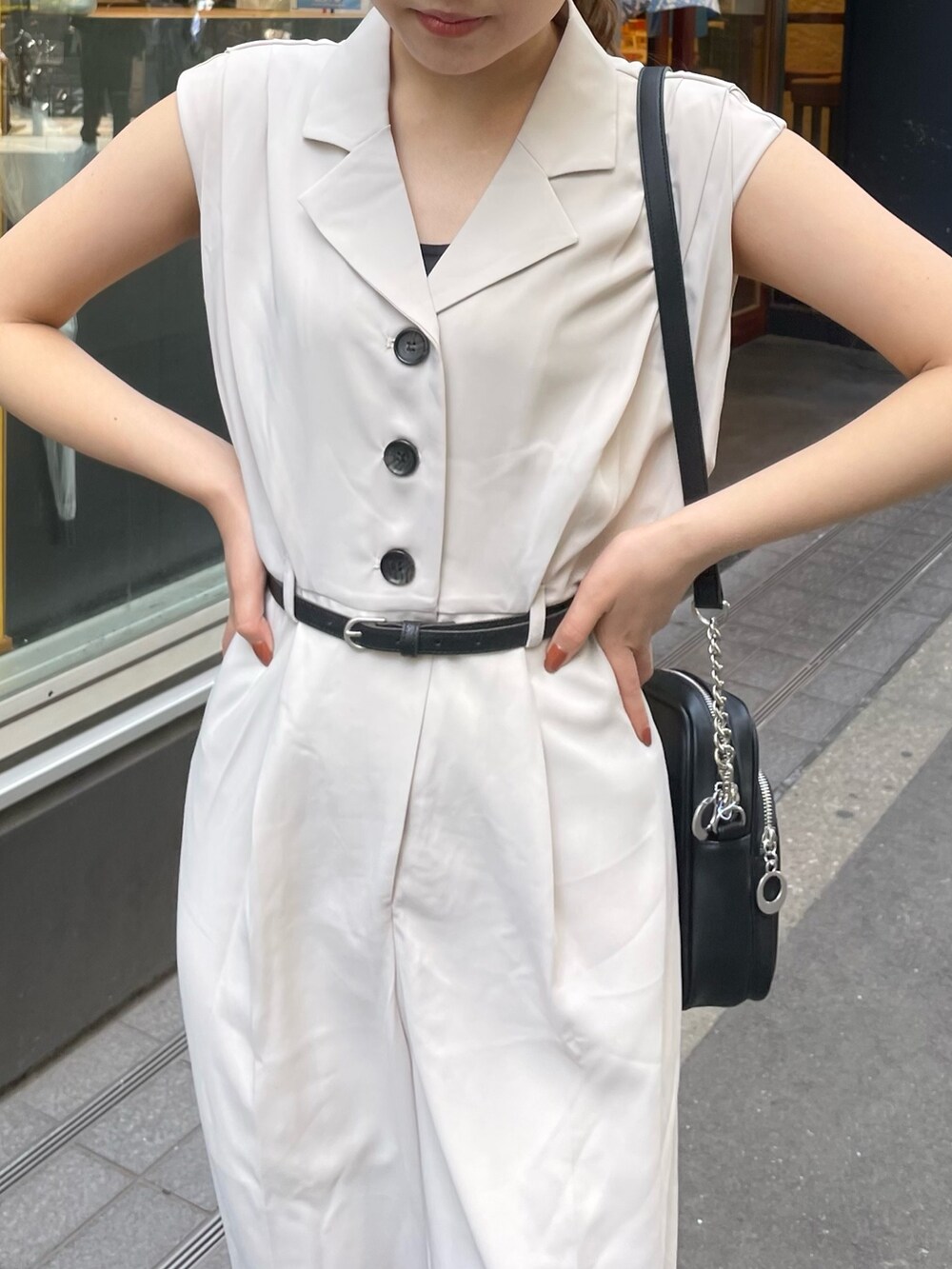 ホワイト系のつなぎ/オールインワン、ブラック系のサンダル、ブラック系のショルダーバッグを着用したレディースの春コーディネートの5枚目の写真