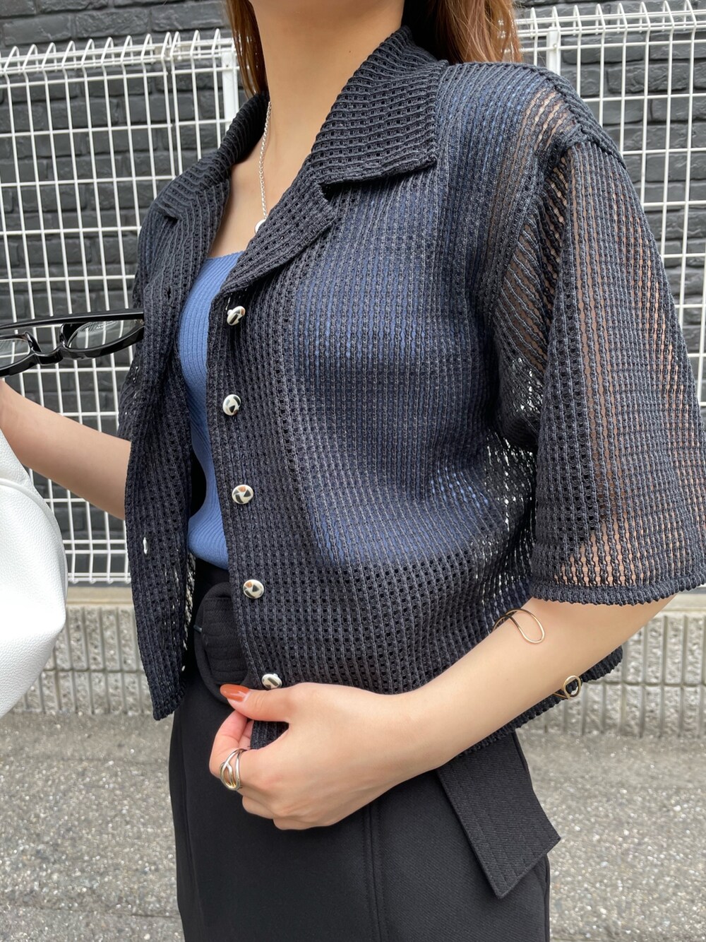 ブラック系のサンダル、ブラック系のスカート、ブラック系のシャツ/ブラウスを着用したレディースの春コーディネートの4枚目の写真