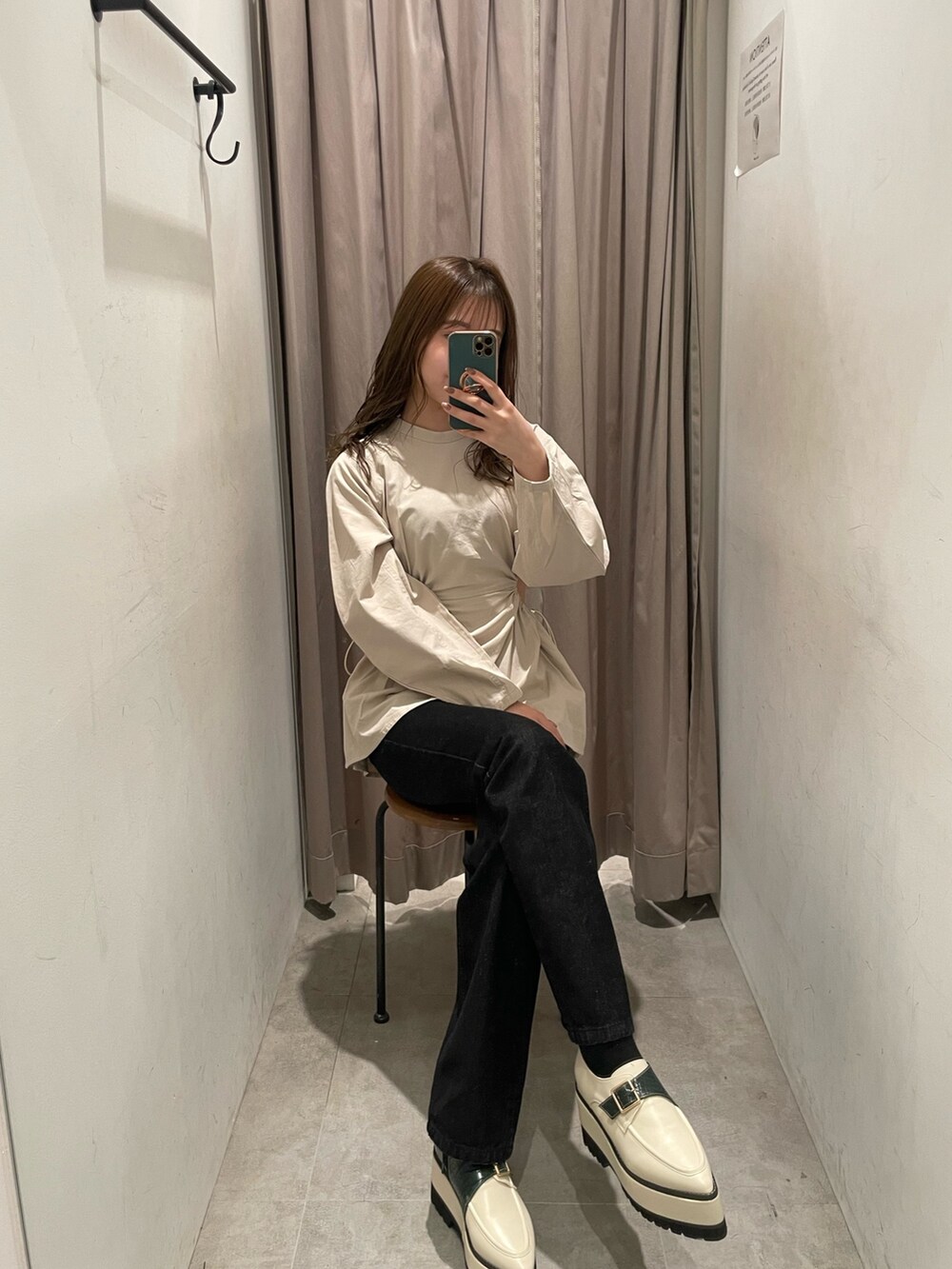 ベージュ系のシャツ/ブラウス、ブラック系のデニムパンツ、ホワイト系のローファーを着用したレディースの春コーディネートの2枚目の写真