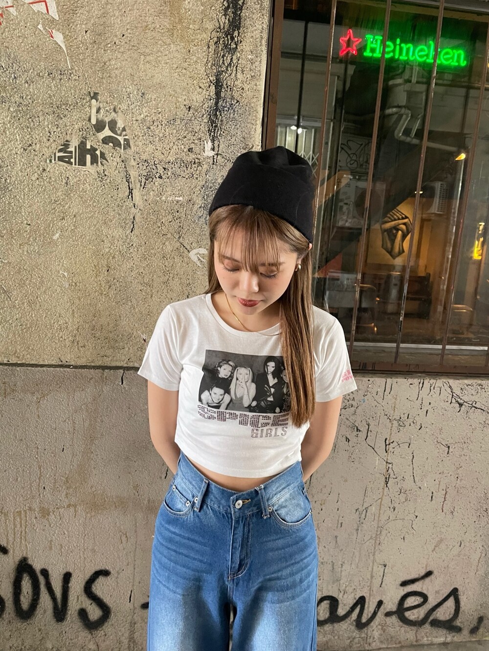 ブルー系のデニムパンツ、シルバー系のサンダル、ホワイト系のTシャツ/カットソーを着用したレディースの夏コーディネートの5枚目の写真