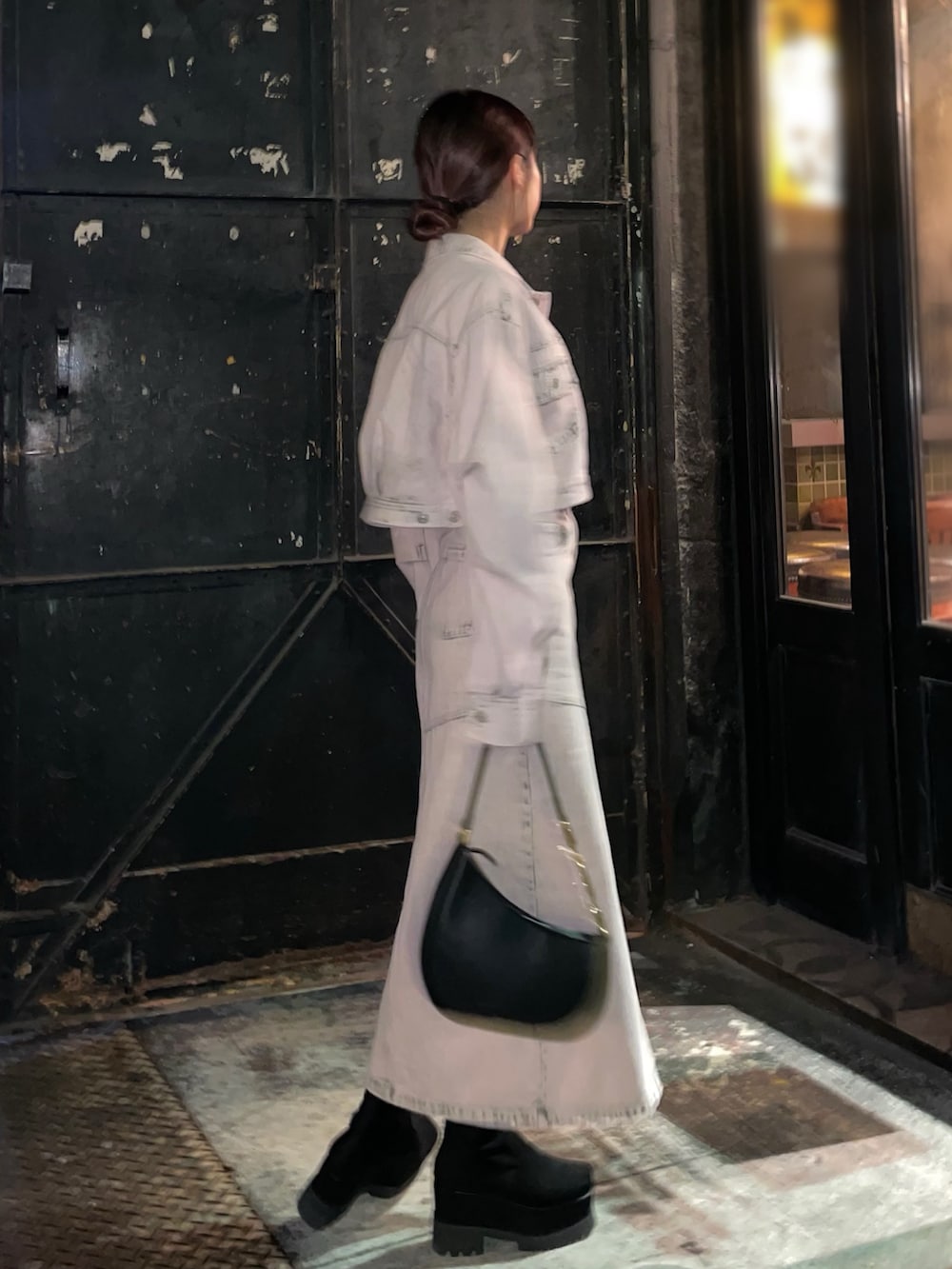 ブラック系のブーツ、ピンク系のデニムジャケット、ピンク系のデニムスカートを着用したレディースの冬コーディネートの2枚目の写真