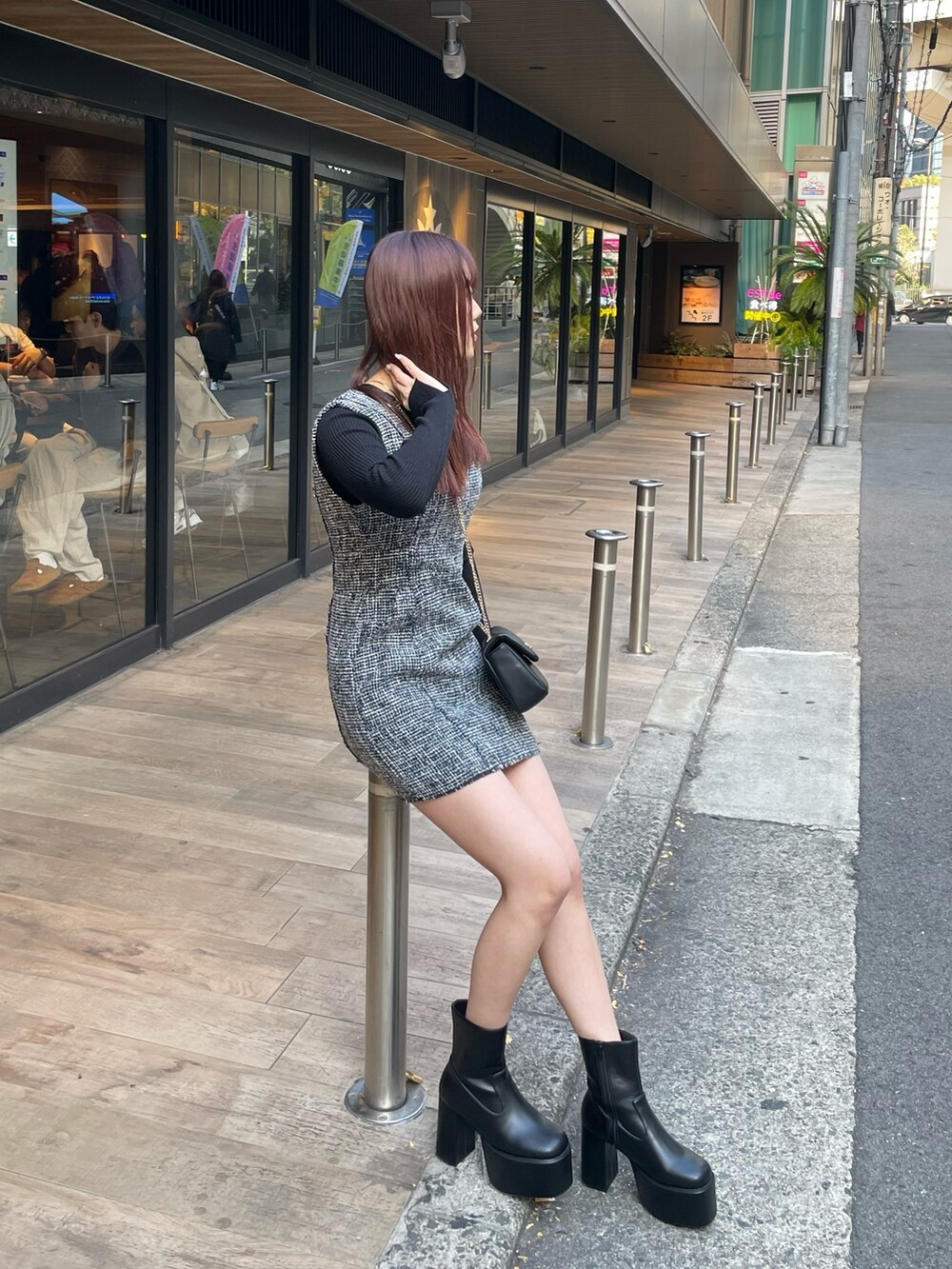 ブラック系のブーツ、その他のワンピース、ブラック系のニット/セーターを着用したレディースの冬コーディネートの2枚目の写真