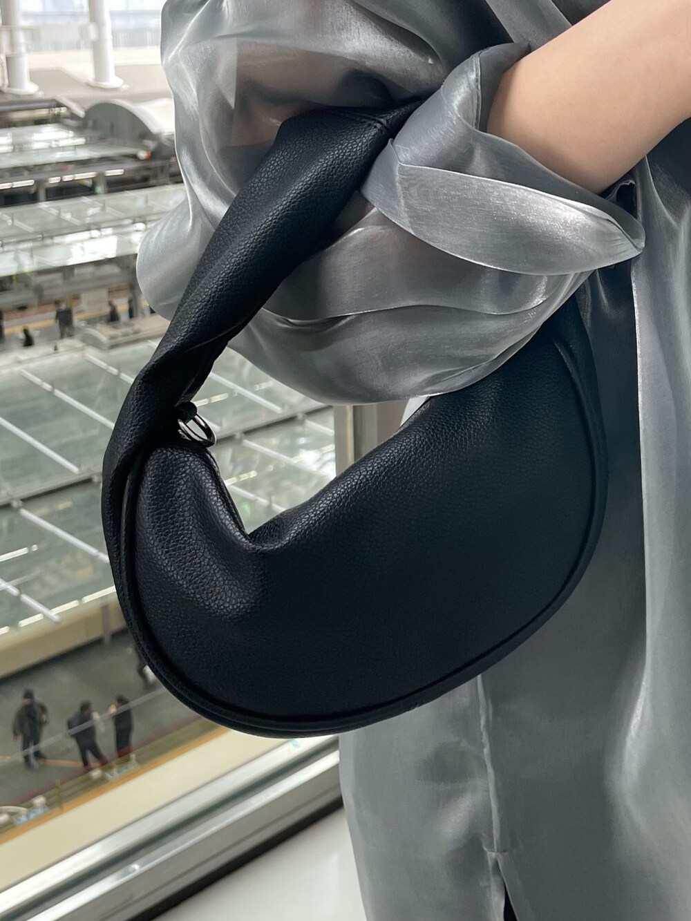 グレー系のシャツ/ブラウス、ブルー系のタンクトップ、ブラック系のハンドバッグを着用したレディースの春コーディネートの10枚目の写真