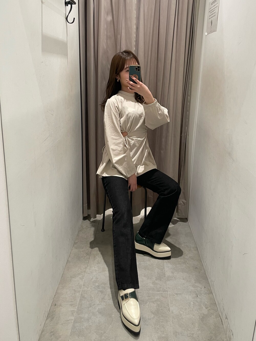 ベージュ系のシャツ/ブラウス、ブラック系のデニムパンツ、ホワイト系のローファーを着用したレディースの春コーディネートの3枚目の写真