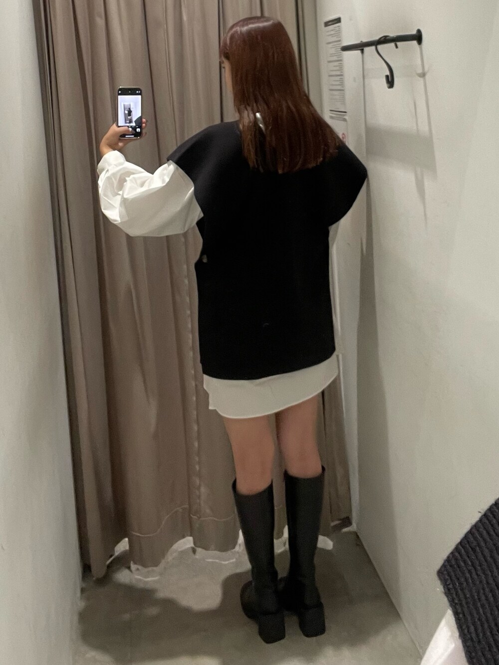 ブラック系のワンピース、ブラック系のブーツを着用したレディースの夏コーディネートの3枚目の写真