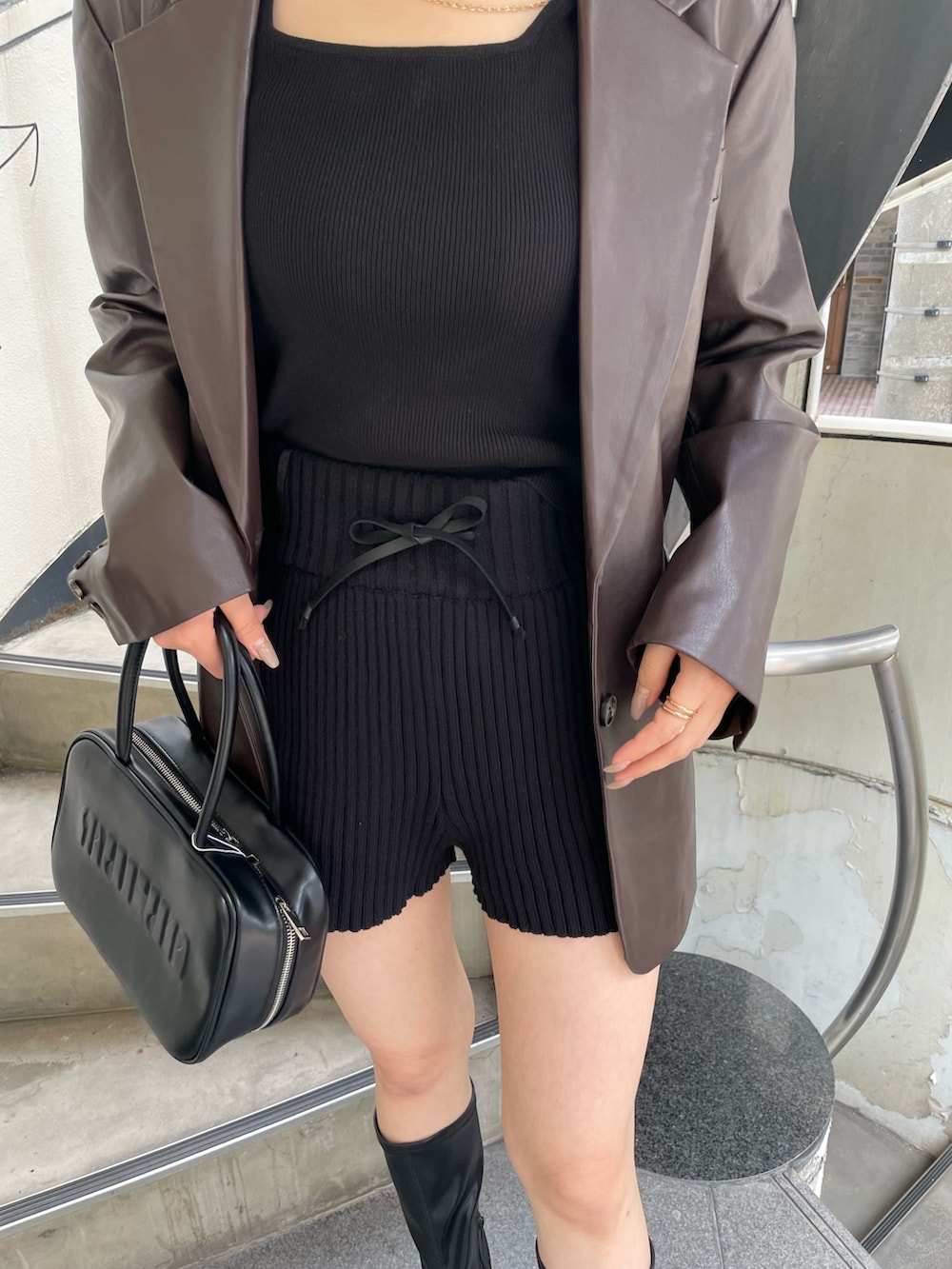 ブラウン系のテーラードジャケット、ブラック系のその他パンツ、ブラック系のブーツを着用したレディースの秋コーディネートの8枚目の写真